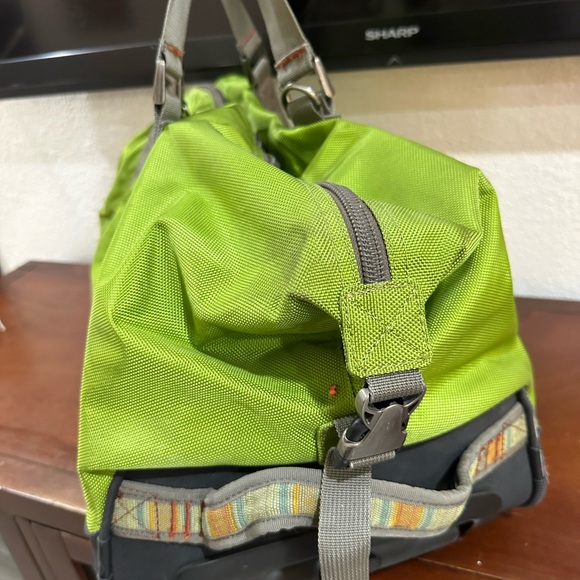 Lily Pond roller duffle - Picture 5 of 11